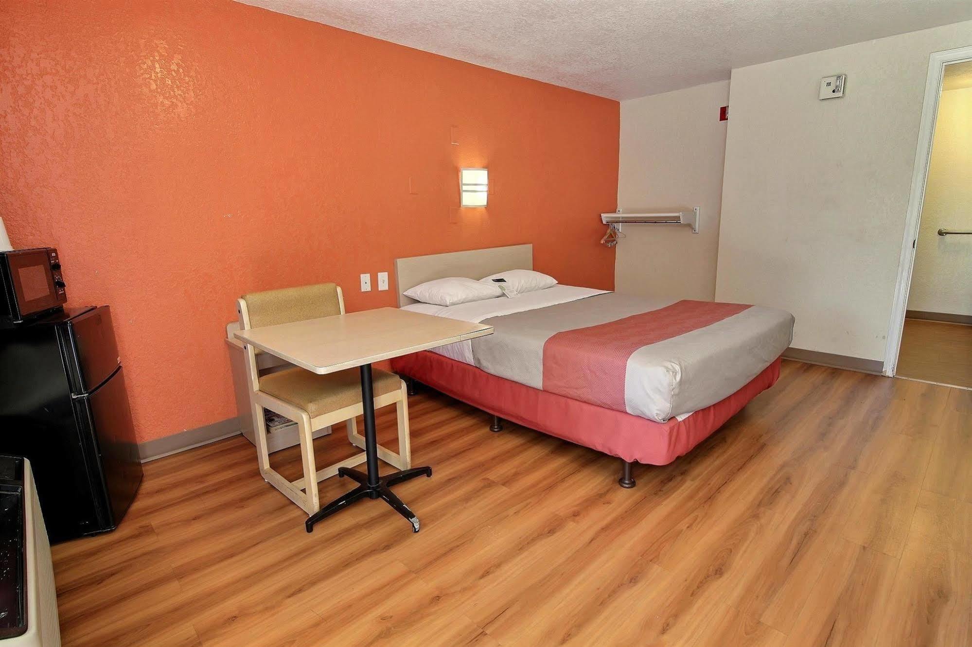 Motel 6-Newport News, Va Екстер'єр фото